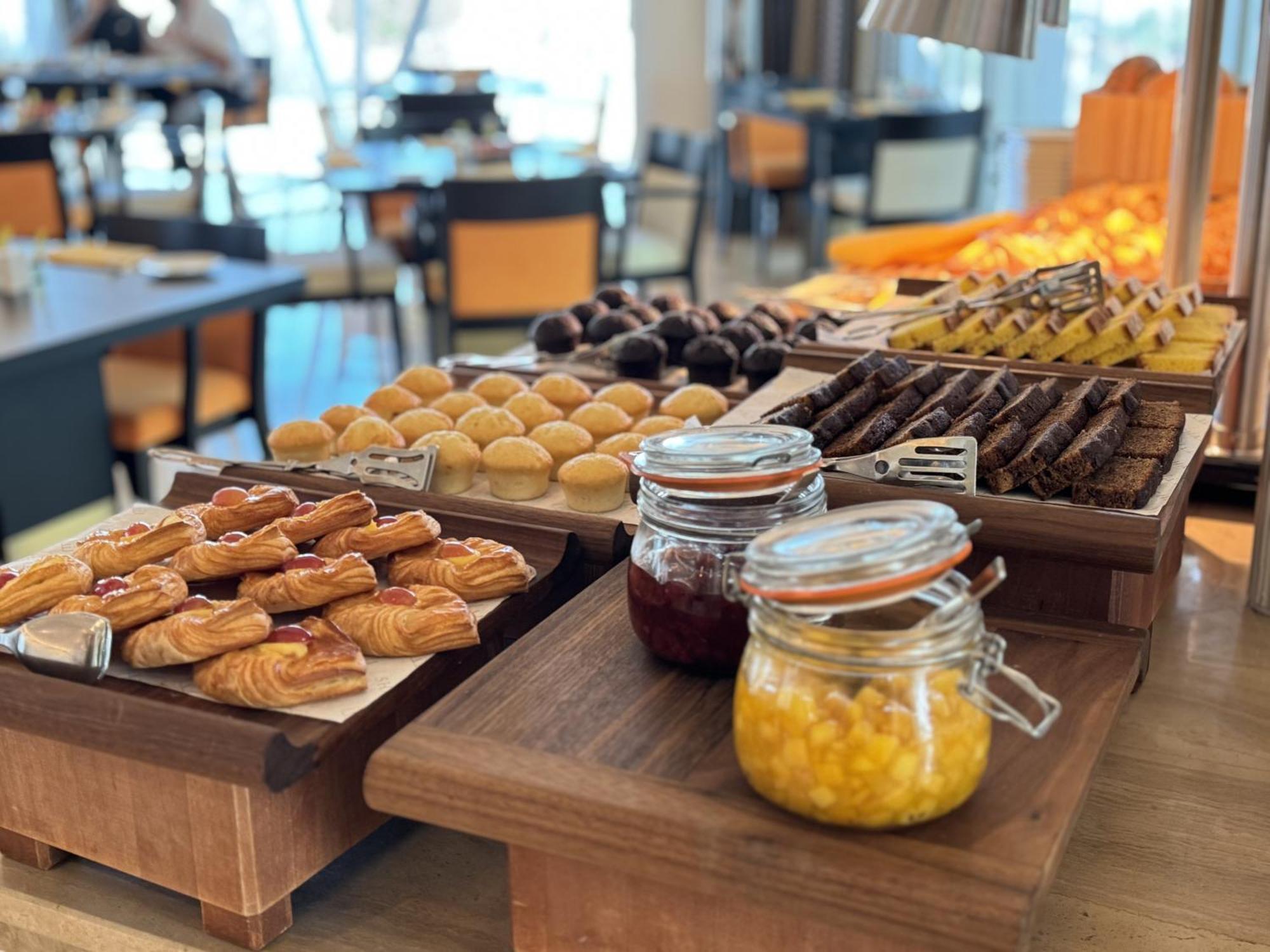 Shaza Doha Hotel Kültér fotó A selection of pastries and jams at a buffet